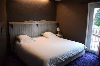Hotel Le Domanial Commelle-Vernay Bagian luar foto