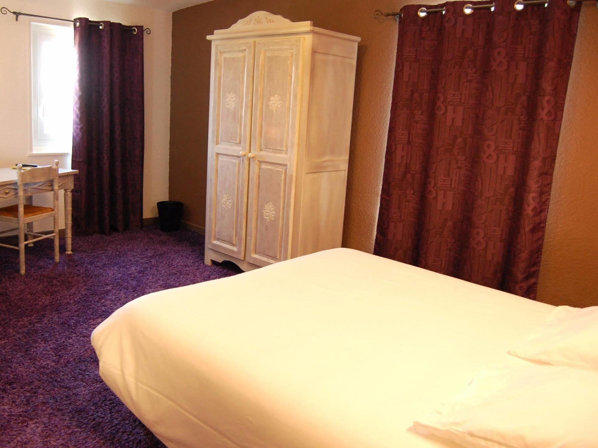 Hotel Le Domanial Commelle-Vernay Bagian luar foto
