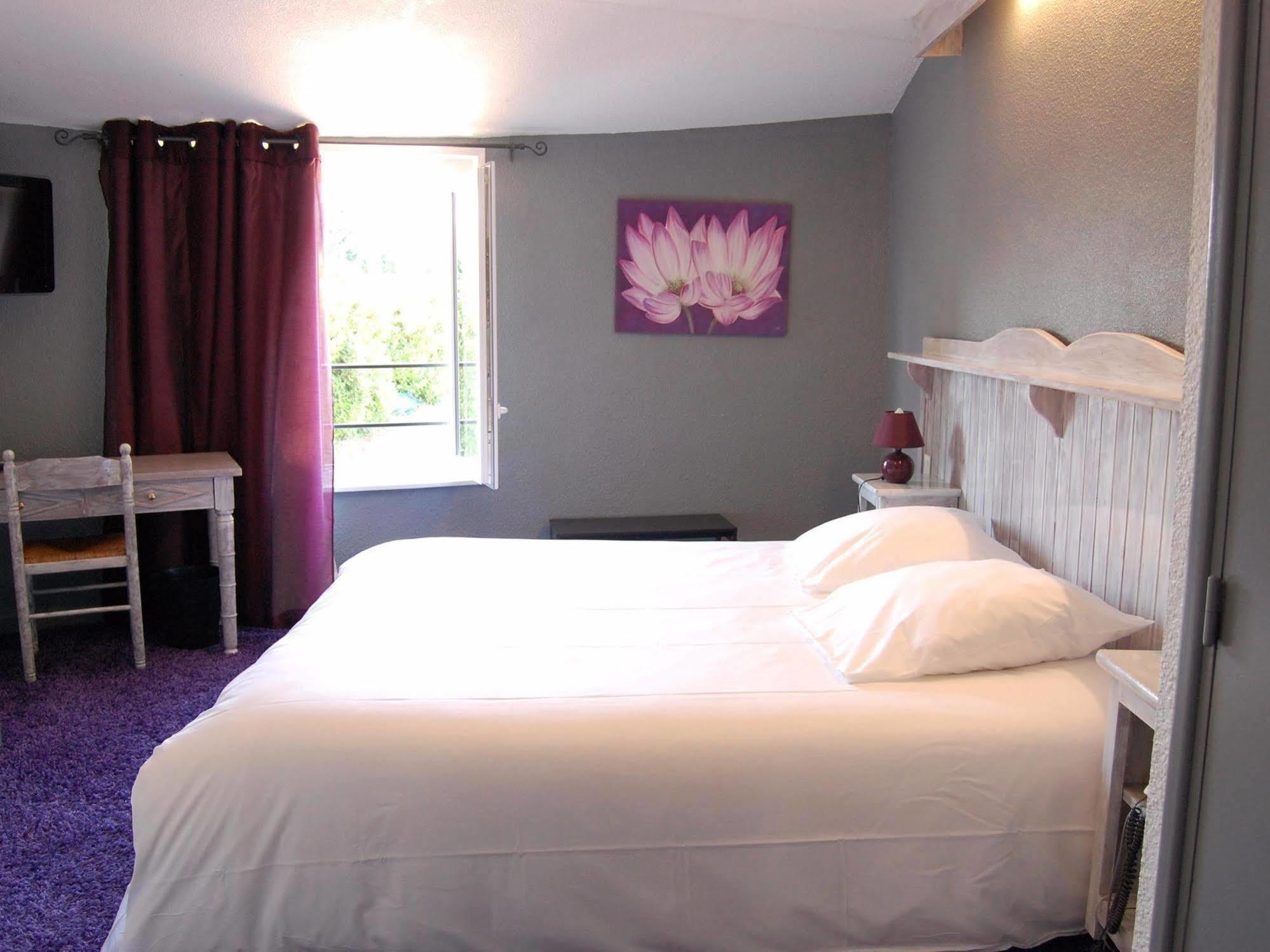 Hotel Le Domanial Commelle-Vernay Bagian luar foto