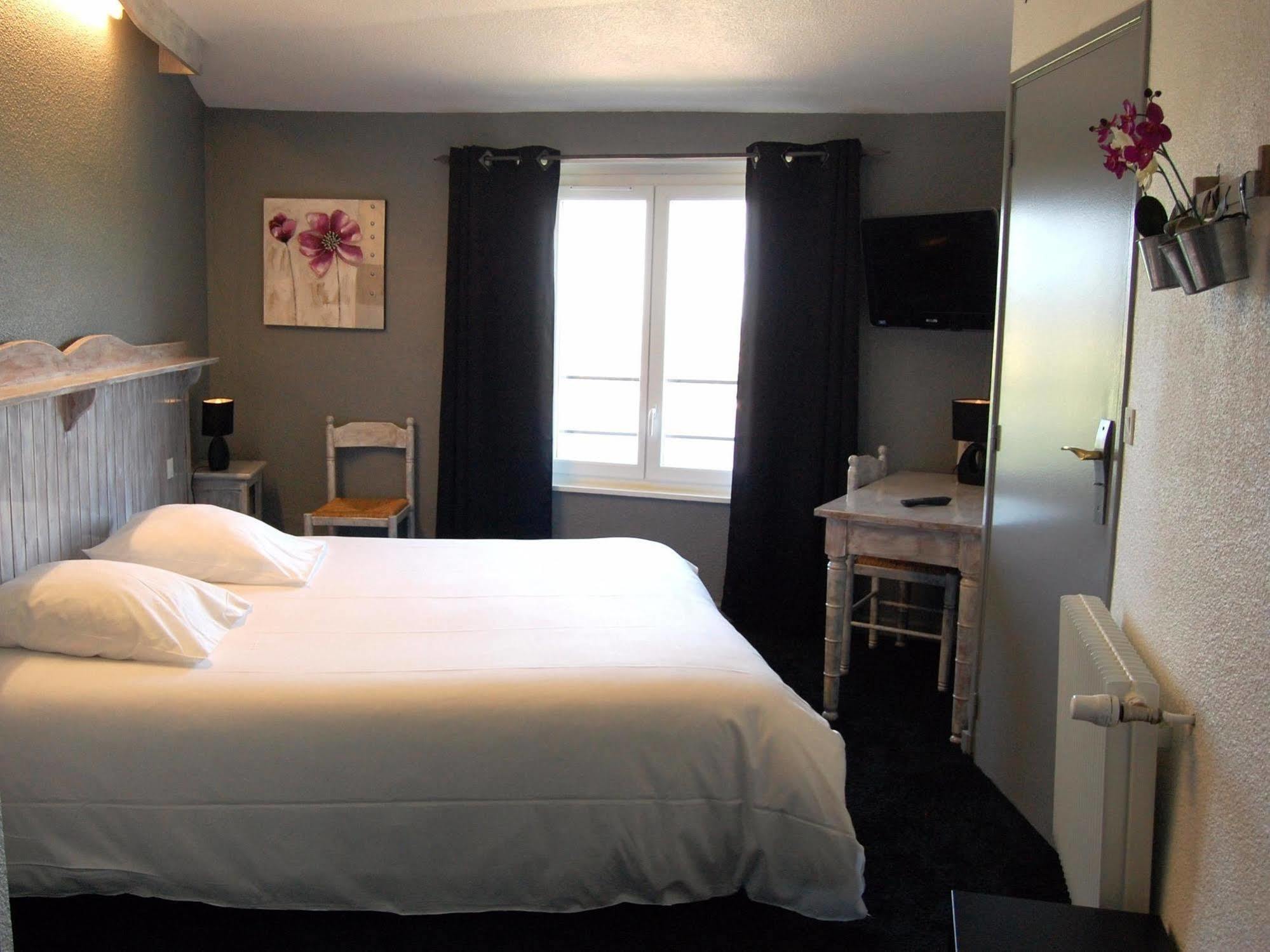 Hotel Le Domanial Commelle-Vernay Bagian luar foto