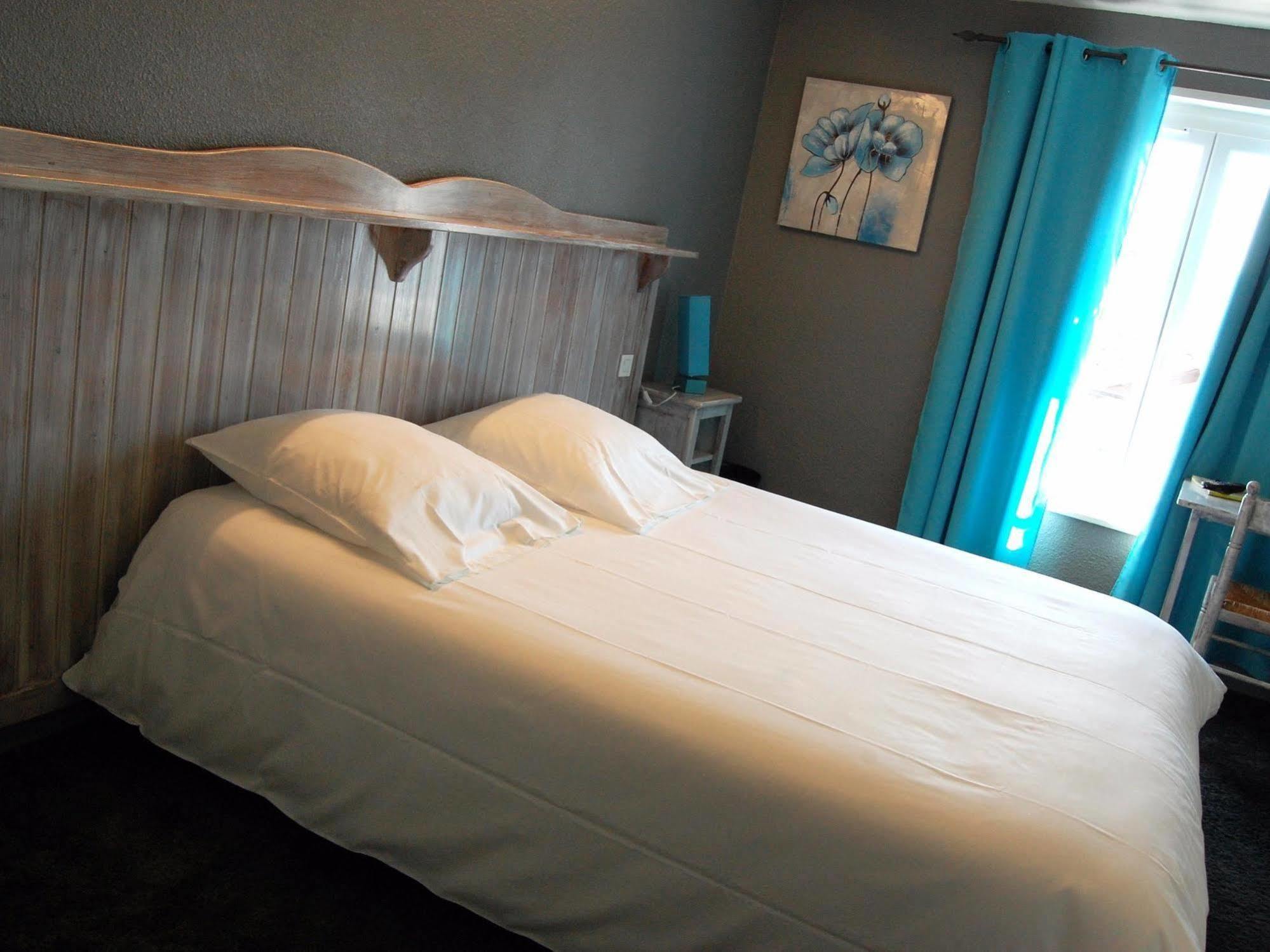 Hotel Le Domanial Commelle-Vernay Bagian luar foto