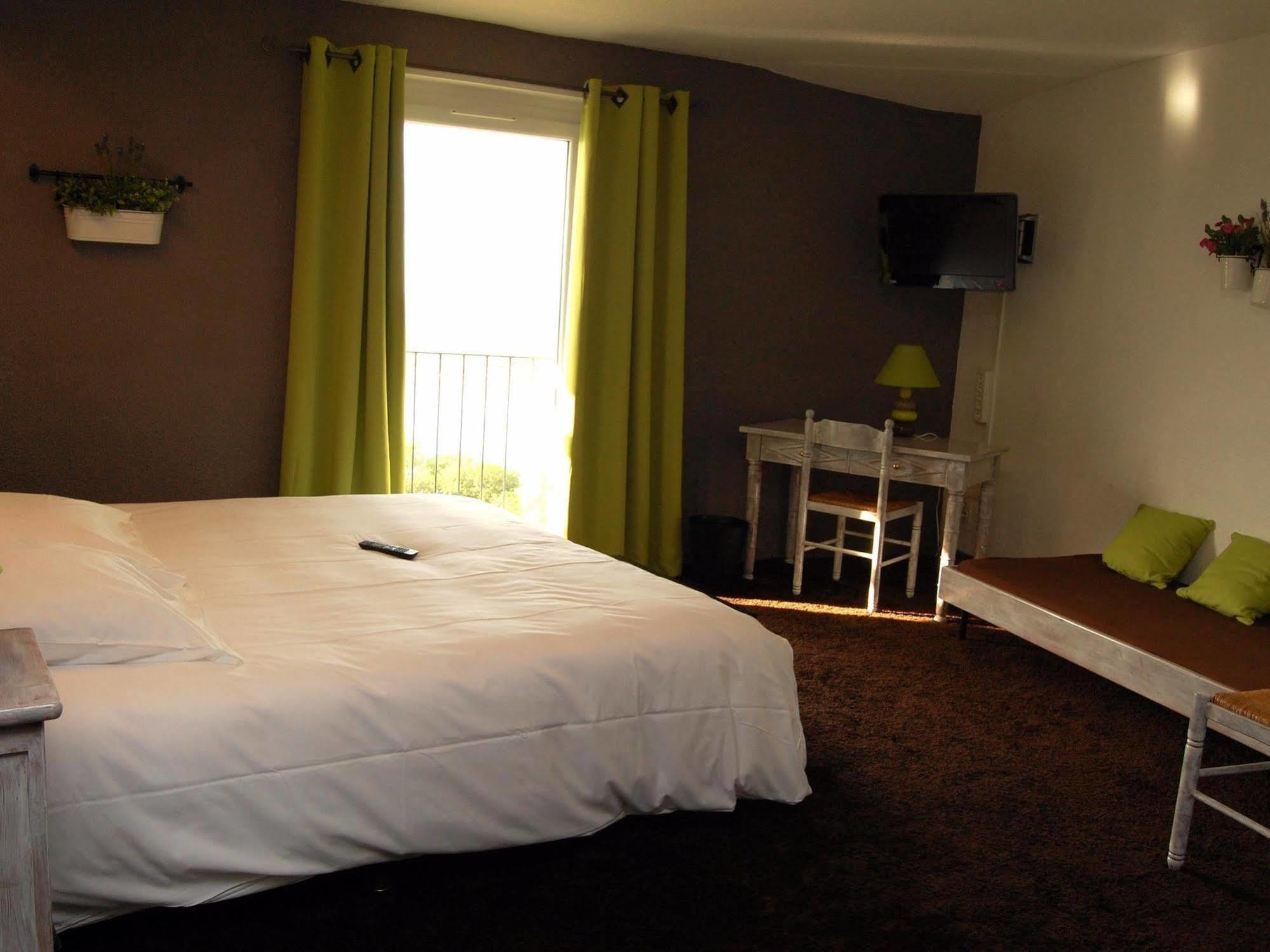 Hotel Le Domanial Commelle-Vernay Bagian luar foto