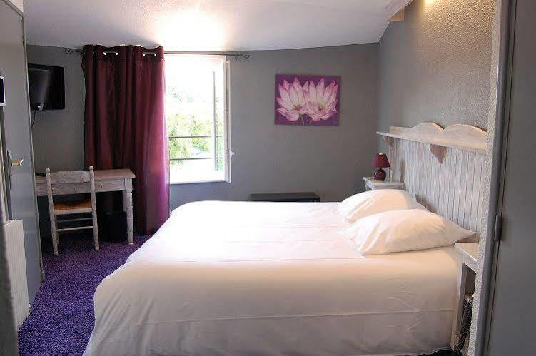 Hotel Le Domanial Commelle-Vernay Bagian luar foto