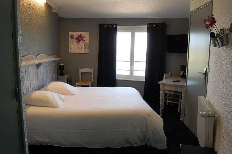 Hotel Le Domanial Commelle-Vernay Bagian luar foto