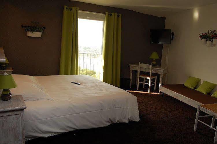 Hotel Le Domanial Commelle-Vernay Bagian luar foto
